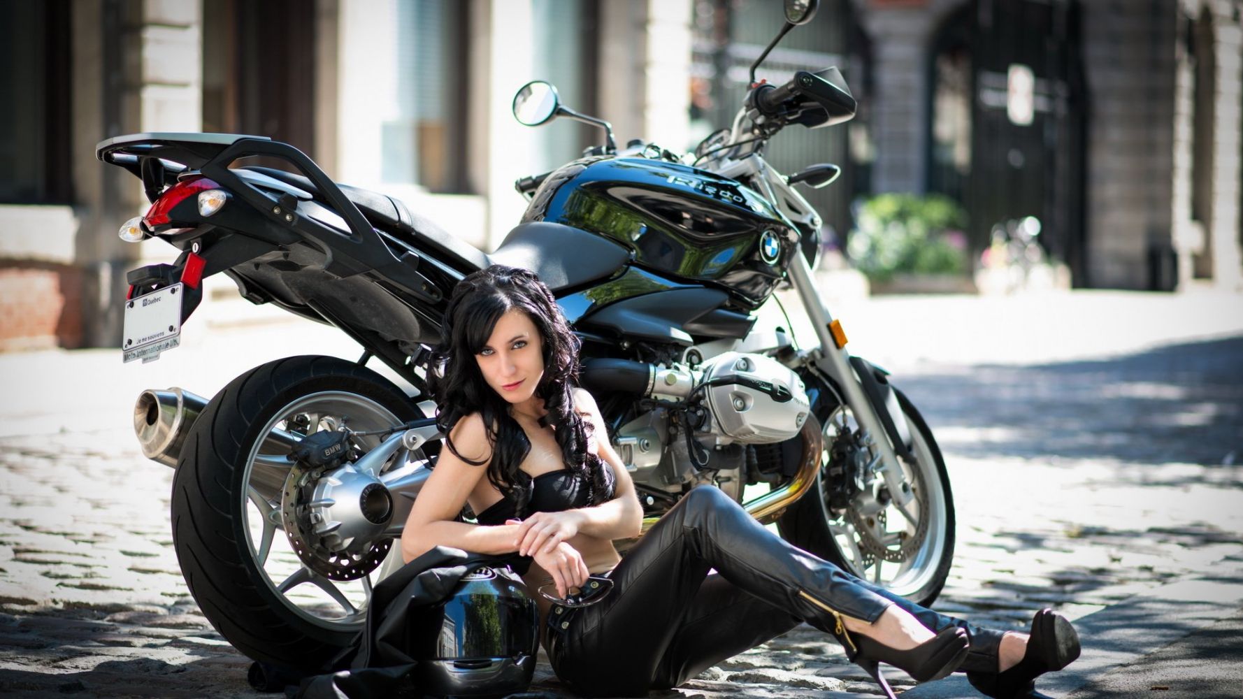 Fresh photos, fresh mood — European women on bikes online in Muscat