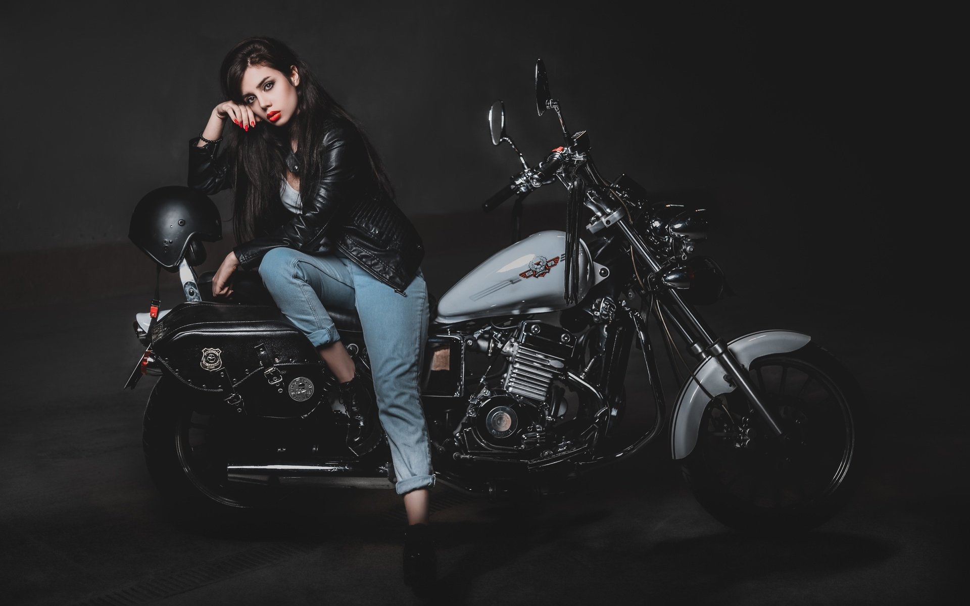 Biker girls: style and drive brings the glow — live moments in Muscat