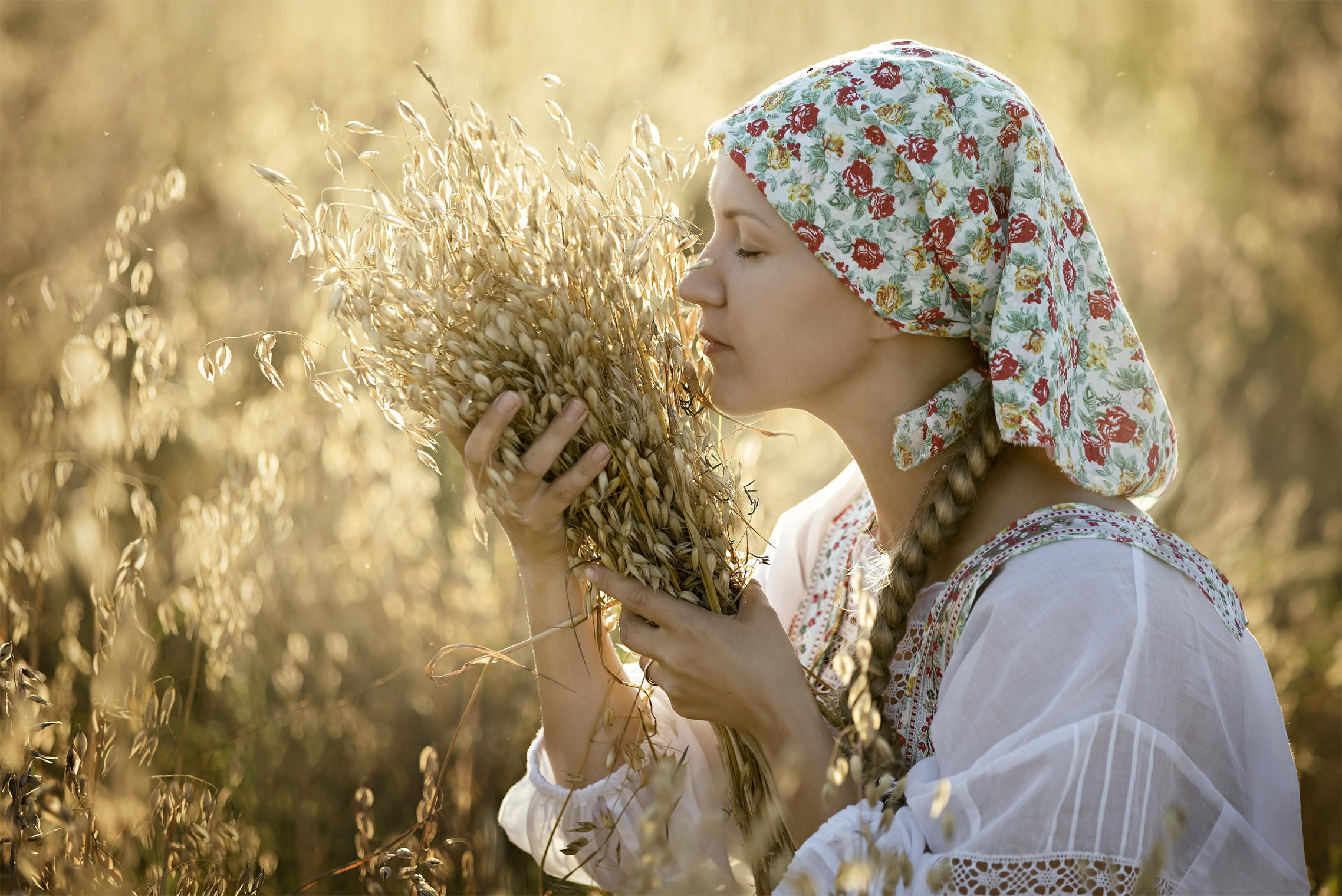 Photo Women in Slavic costumes in Muscat