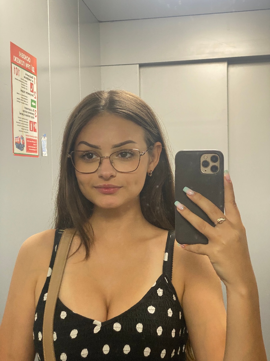 Sexy model Stacy in Muscat